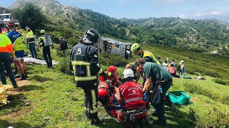 Seis heridos graves al volcar un autobús con 48 pasajeros, la mayoría niños, en la subida a los Lagos de Covadonga