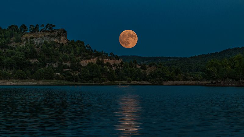 Cuándo y cómo ver la primera Luna llena de agosto de 2023, la superluna del 'esturión'