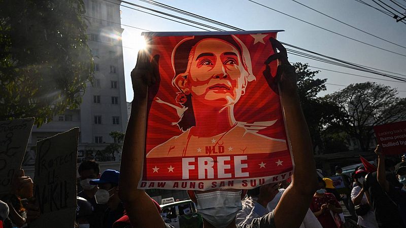 La Junta militar de Myanmar anuncia el indulto parcial para Aung San Suu Kyi y extiende el estado de emergencia
