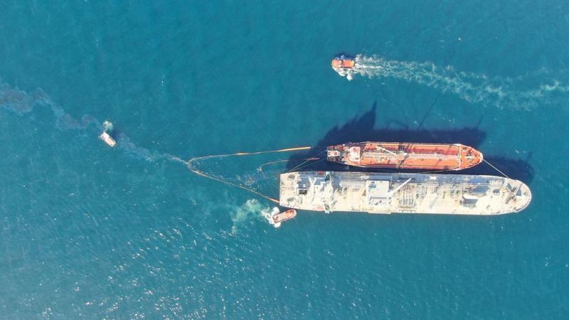 Un vertido de petróleo en la Bahía de Algeciras obliga a suspender las operaciones en el puerto de Gibraltar