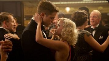 Jacob y Marlena bailan pegados