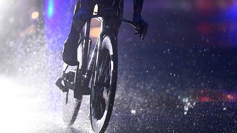 DSM gana la contrarreloj por equipos marcada por la tormenta que ha deslucido el inicio de la Vuelta