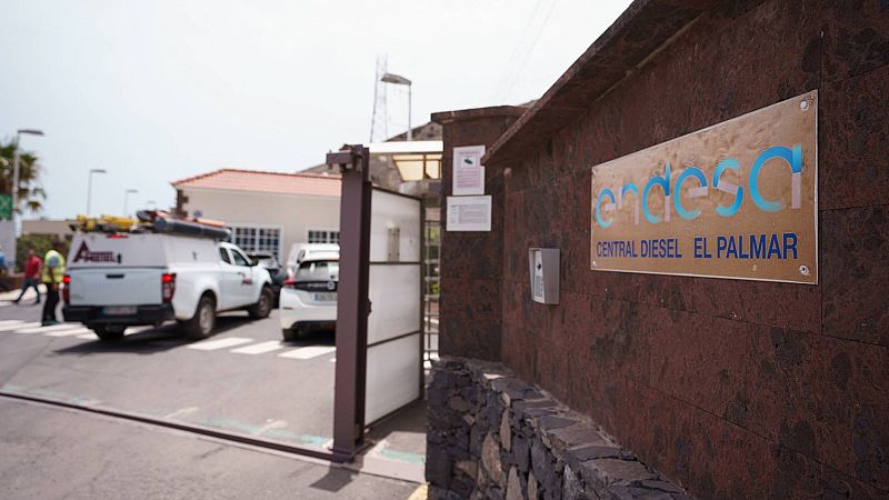 Velas, duchas frías y turistas a la fuga en una Gomera sin luz: los vecinos denuncian una situación "tercermundista"