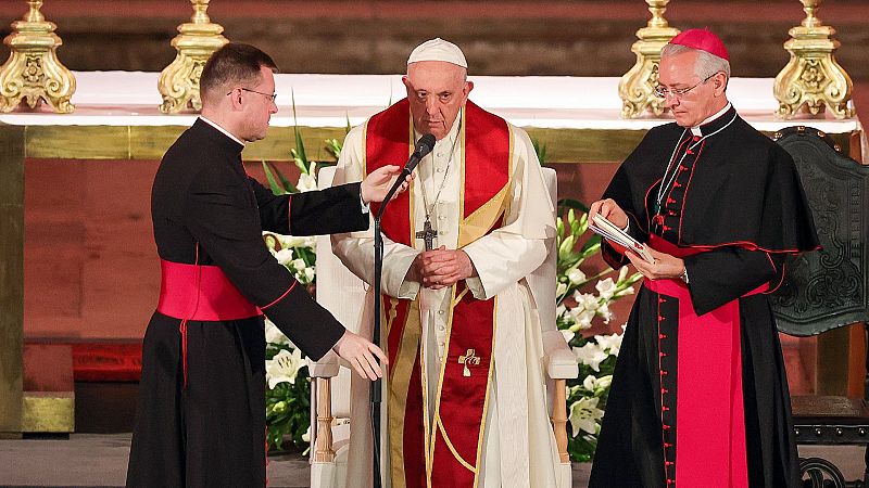 El papa se reúne en Lisboa con 13 víctimas de abusos y pide la "humilde purificación" de la Iglesia