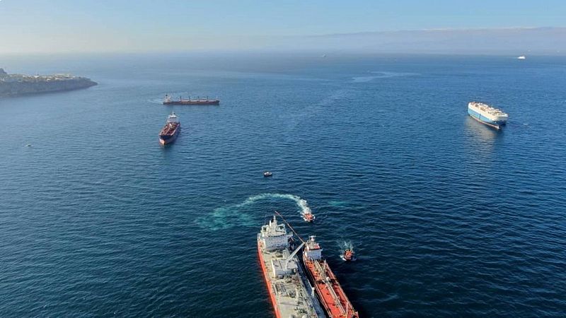 La Policía de Gibraltar detiene al capitán del barco Gas Venus causante del vertido en la Bahía