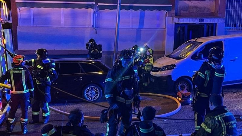 Un muerto y nueve heridos leves en el incendio de una vivienda en Madrid