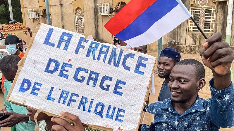 Miles de manifestantes progolpistas se concentran en la capital de Níger con lemas a favor de Rusia y contra Francia
