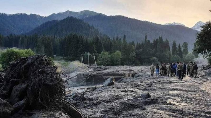 Un deslizamiento de tierra deja más de una decena de muertos y 31 desaparecidos en un balneario turístico de Georgia