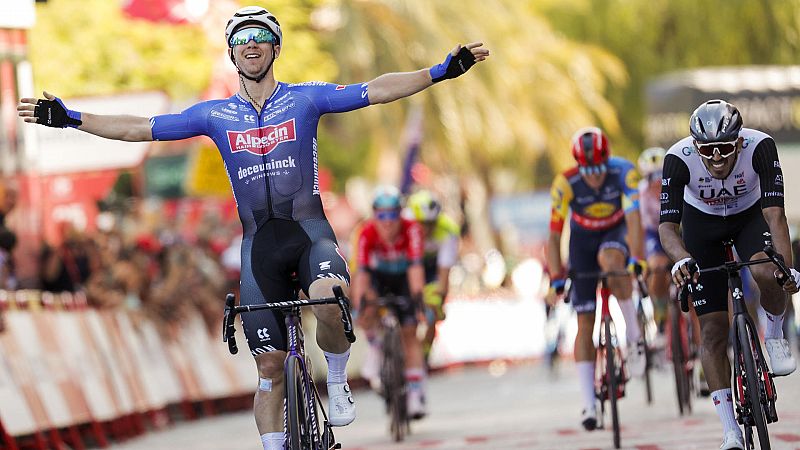Groves gana a Molano en un sprint accidentado de la Vuelta en Tarragona