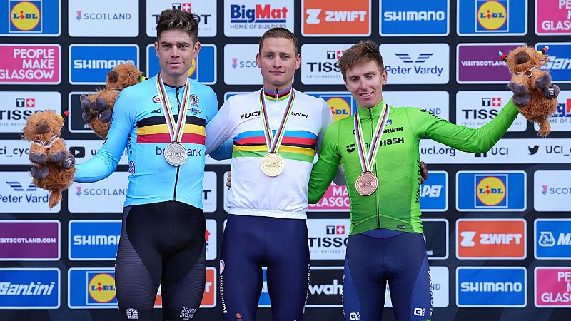 Mathieu van der Poel completa un año para la historia con su primer maillot arcoíris en ruta