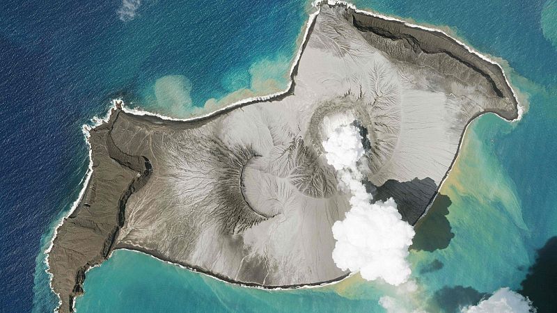 La súper erupción del volcán de Tonga en 2022 podría ser un factor más de los que contribuye a los récord de calor