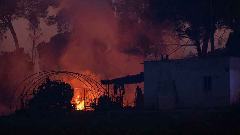 Un incendio en Bonares (Huelva) obliga al desalojo de ms de una decena viviendas
