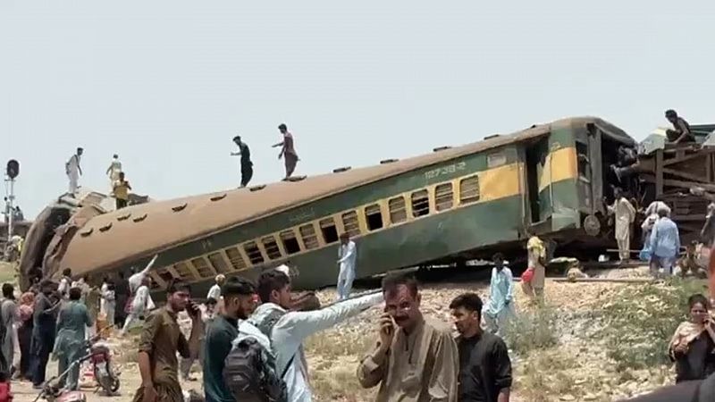Al menos 30 muertos y 80 heridos tras descarrilar un tren en el sur de Pakistán