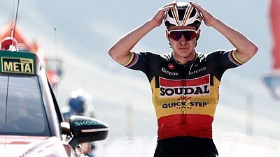 Remco Evenepoel se resarce de su explosin en el Aubisque con una gran victoria en un mano a mano ante Bardet