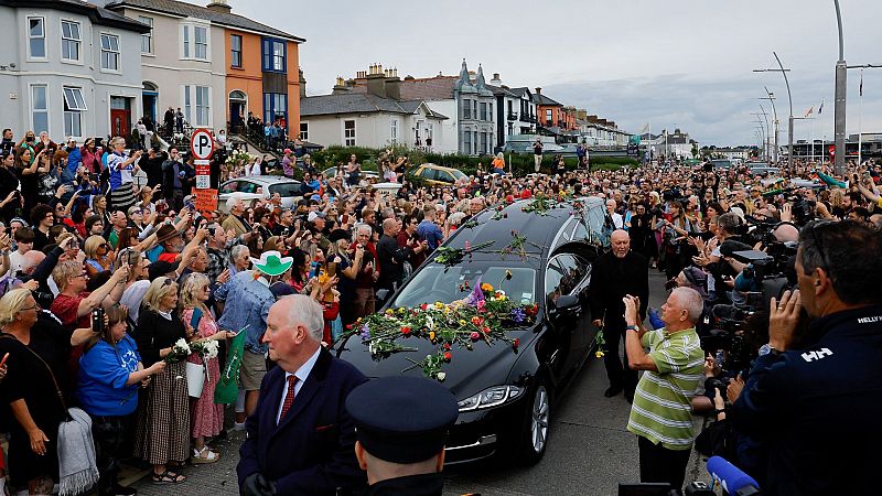 Miles de personas dan el último adiós a la cantante Sinéad O'Connor en su cortejo fúnebre en Irlanda