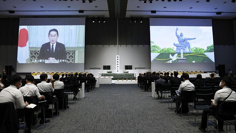 Nagasaki recuerda su tragedia nuclear en una modesta ceremonia por la llegada de un tifón