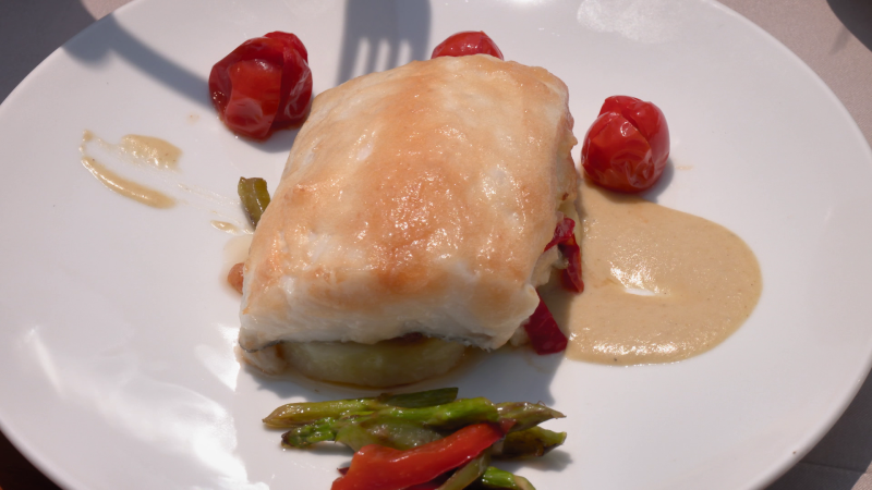 Receta de bacalao gratinado con muselina de alioli: ¡te sentirás como un chef!