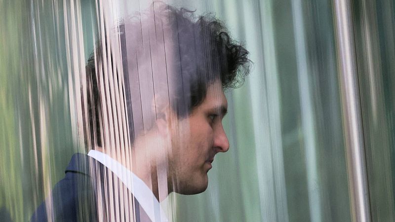 La justicia de Estados Unidos envía a prisión al fundador de la plataforma de criptomonedas FTX por manipular testigos