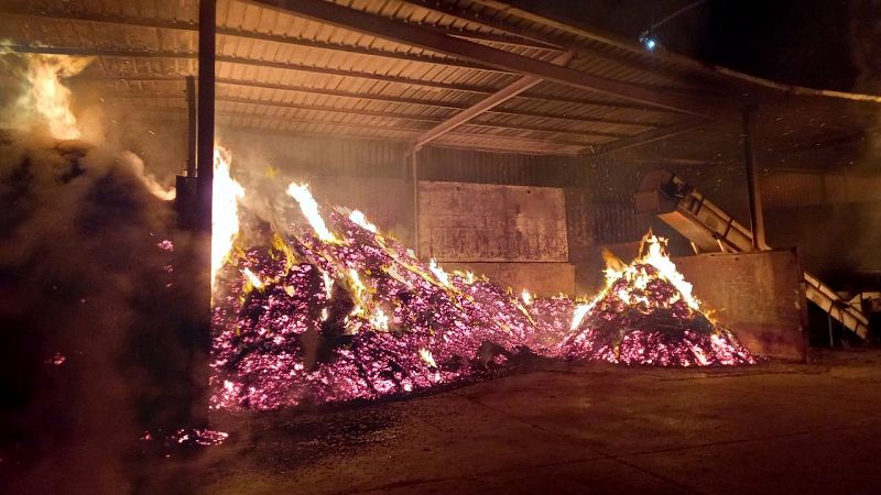 Un incendi destrueix una empresa desballestadora al Bages