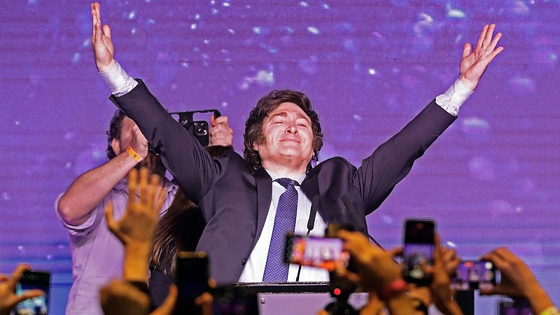 El candidato ultraderechista, Javier Milei, gana por sorpresa las primarias en Argentina
