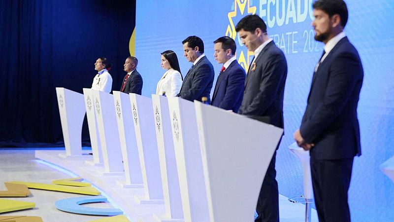 Los candidatos presidenciales en Ecuador recuerdan a Villavicencio en el debate electoral