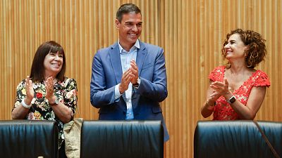 S�nchez hace un gui�o a los nacionalistas con las lenguas oficiales y pide al PP no "presionar" al rey con la investidura