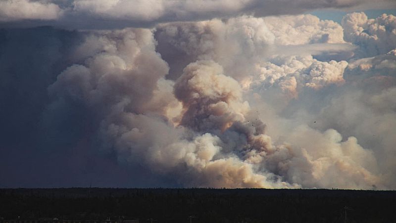 La peor ola de incendios en Canadá no da tregua y obliga a desalojar la ciudad de Yellowknife