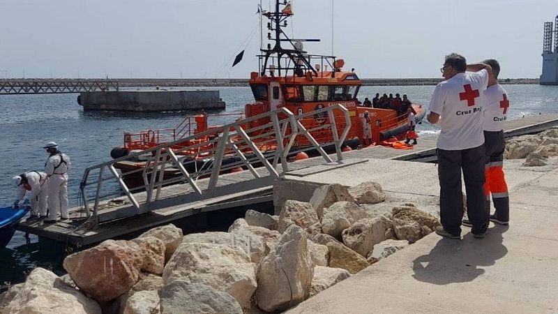 Rescatados 14 migrantes flotando en alta mar tras varias horas a 40 millas de Torrevieja