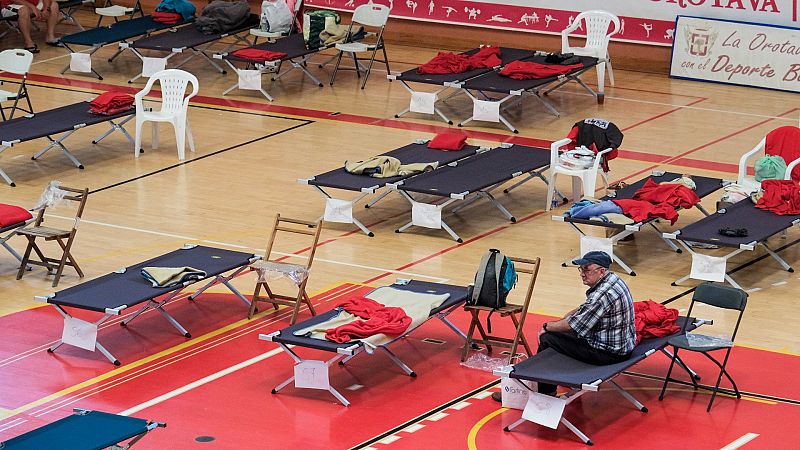 Miles de personas dejan sus casas ante el avance del fuego en Tenerife: "Sientes impotencia, no puedes hacer nada"