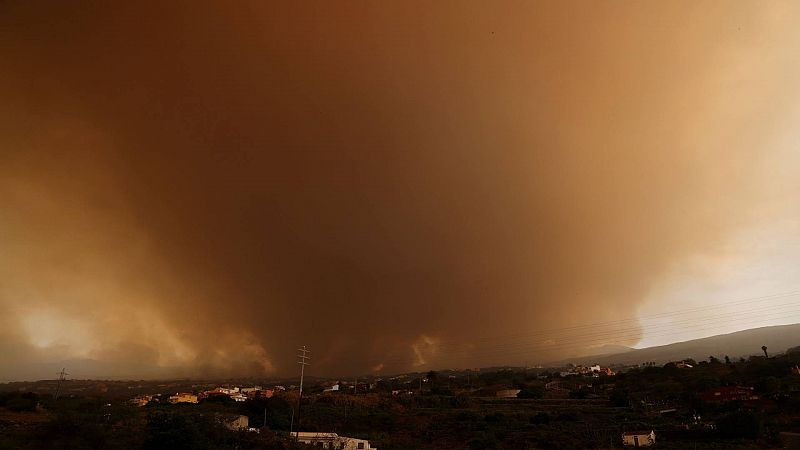 El incendio en Tenerife sigue sin control y afecta a ms de 8.000 hectreas con 12.279 evacuados