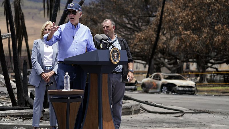Biden promete ayuda a los supervivientes de los incendios en Hawái durante su visita a la isla de Maui