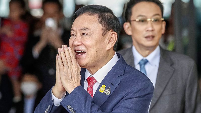 El exmandatario tailandés Thaksin Shinawatra ingresa en prisión al regresar a su país tras 15 años de exilio
