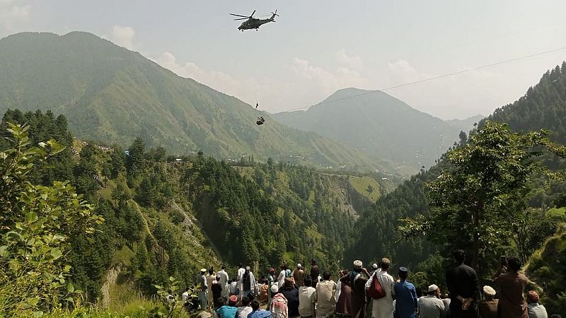 Rescatan a las ocho personas que llevaban más de doce horas atrapadas en la cabina de un teleférico en Pakistán