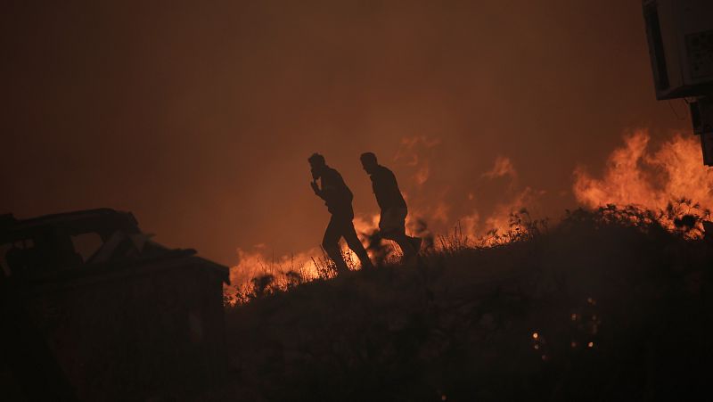 Hallan los cuerpos carbonizados de al menos 18 migrantes en el noreste de Grecia tras los incendios