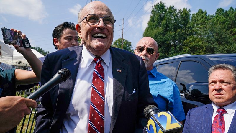El exabogado de Trump Rudy Giuliani se entrega a las autoridades de Georgia tras su imputación