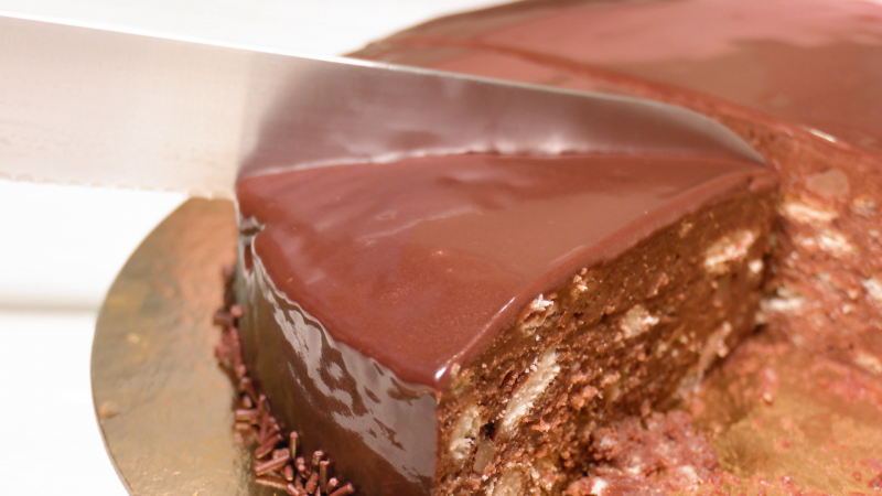 Receta de la tarta favorita de Isabel II: es de chocolate y galleta, se hace sin horno y se sirve fría
