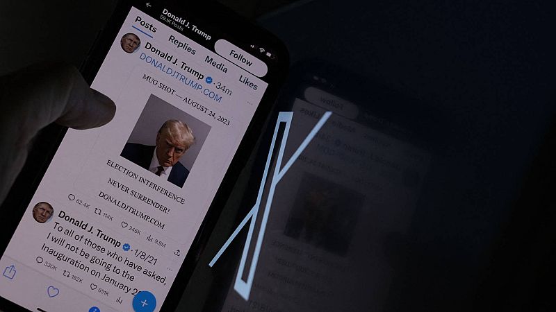 Trump vuelve a Twitter por primera vez desde 2021 y publica su fotografía policial tomada en Georgia