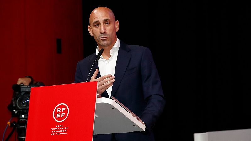 La Fiscalía de Madrid remite a la de la Audiencia Nacional una denuncia contra Rubiales por el beso a Hermoso