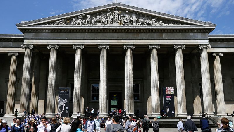 Dimite el director del Museo Británico tras admitir fallos en la investigación sobre el robo de objetos de la colección