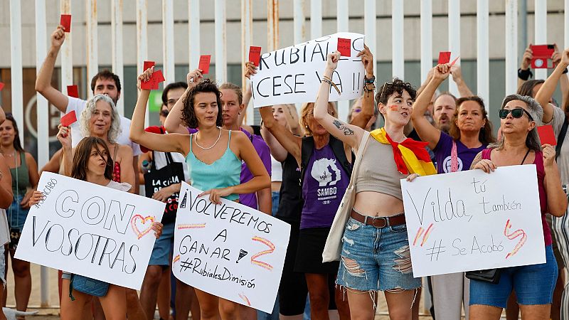 Cientos de personas se concentran en la puerta de la RFEF y en otros puntos del país para pedir la dimisión de Rubiales