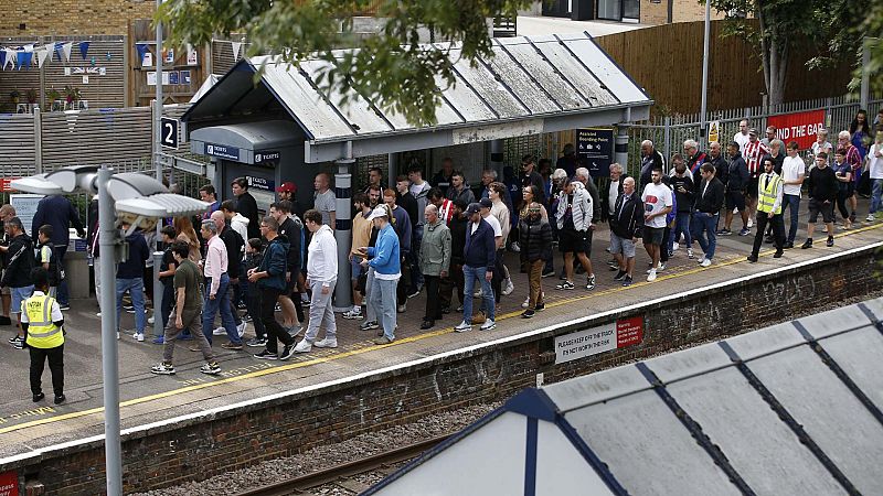 Comienza en Reino Unido una huelga sindical que afecta a 14 compañías ferroviarias en protesta por sus salarios