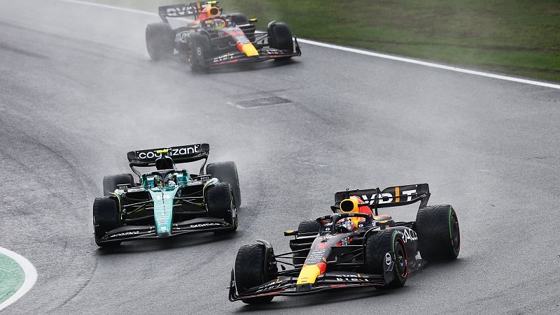Fernando Alonso, 2º, vuelve al podio el día en que Verstappen se encargó de evitar "La 33"
