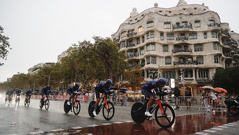 La lluvia y la presión de los corredores y equipos obligan a la Vuelta a modificar la etapa 2