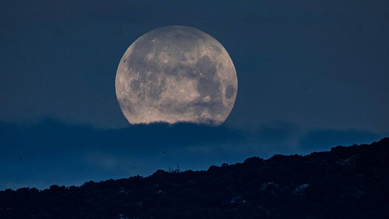 Qué es y cómo ver la superluna 'azul', la segunda Luna llena de agosto