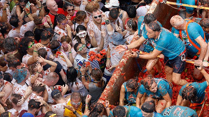 Buñol se tiñe de rojo un año más en su tradicional y multitudinaria Tomatina