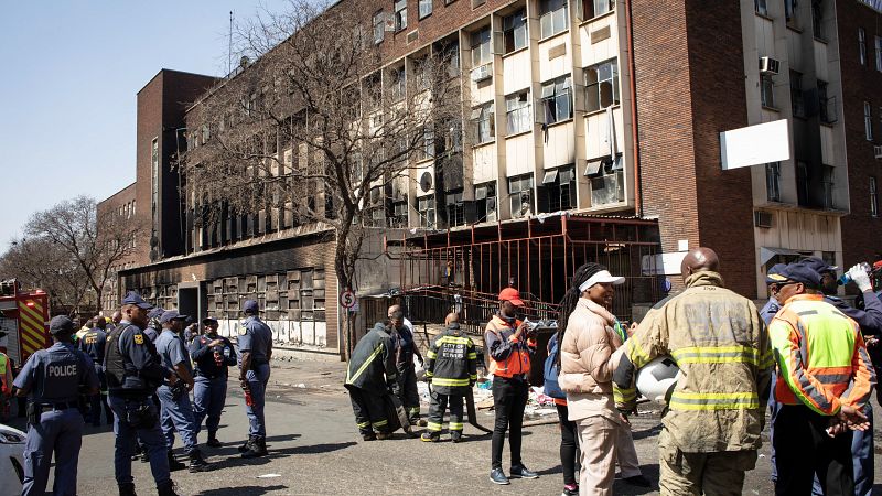 Al menos 74 muertos y decenas de heridos en un incendio en un edificio en Johannesburgo