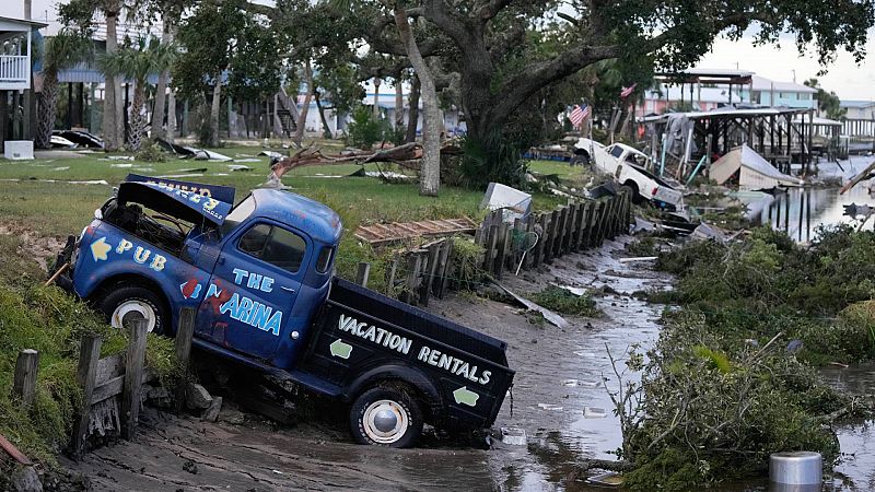 El huracán Idalia se degrada a tormenta tropical y deja casas destruidas y carreteras inundadas en Florida