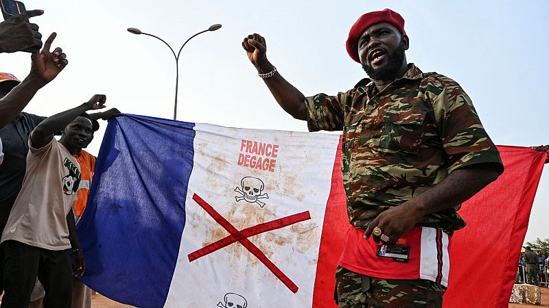 Francia no moverá a sus militares de Níger y Macron asegura que habla con el presidente derrocado "todos los días"