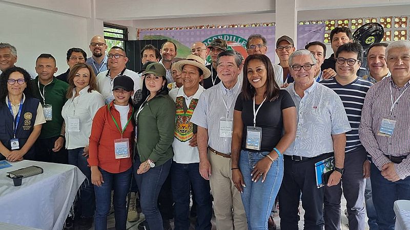 El Gobierno colombiano y la principal disidencia de las extintas FARC acuerdan instalar una mesa de diálogo