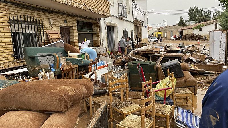 Casas inundadas, calles anegadas y corte de trenes y carreteras: las imágenes que deja la DANA